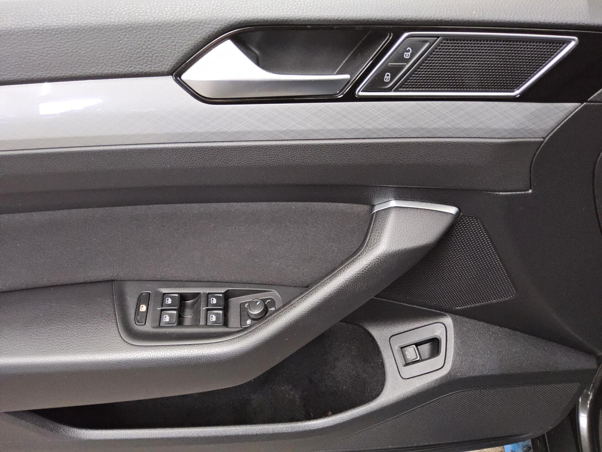 Volkswagen Passat Var. 1.5 TSI Business Nav LED AID RFK AHK 10