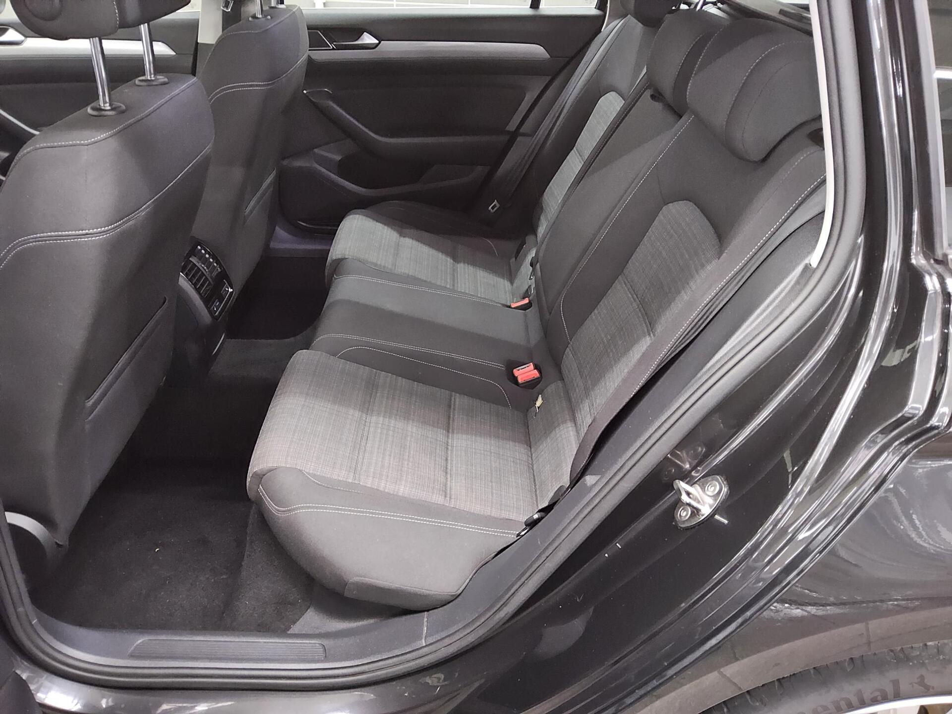 Volkswagen Passat Var. 1.5 TSI Business Nav LED AID RFK AHK 13