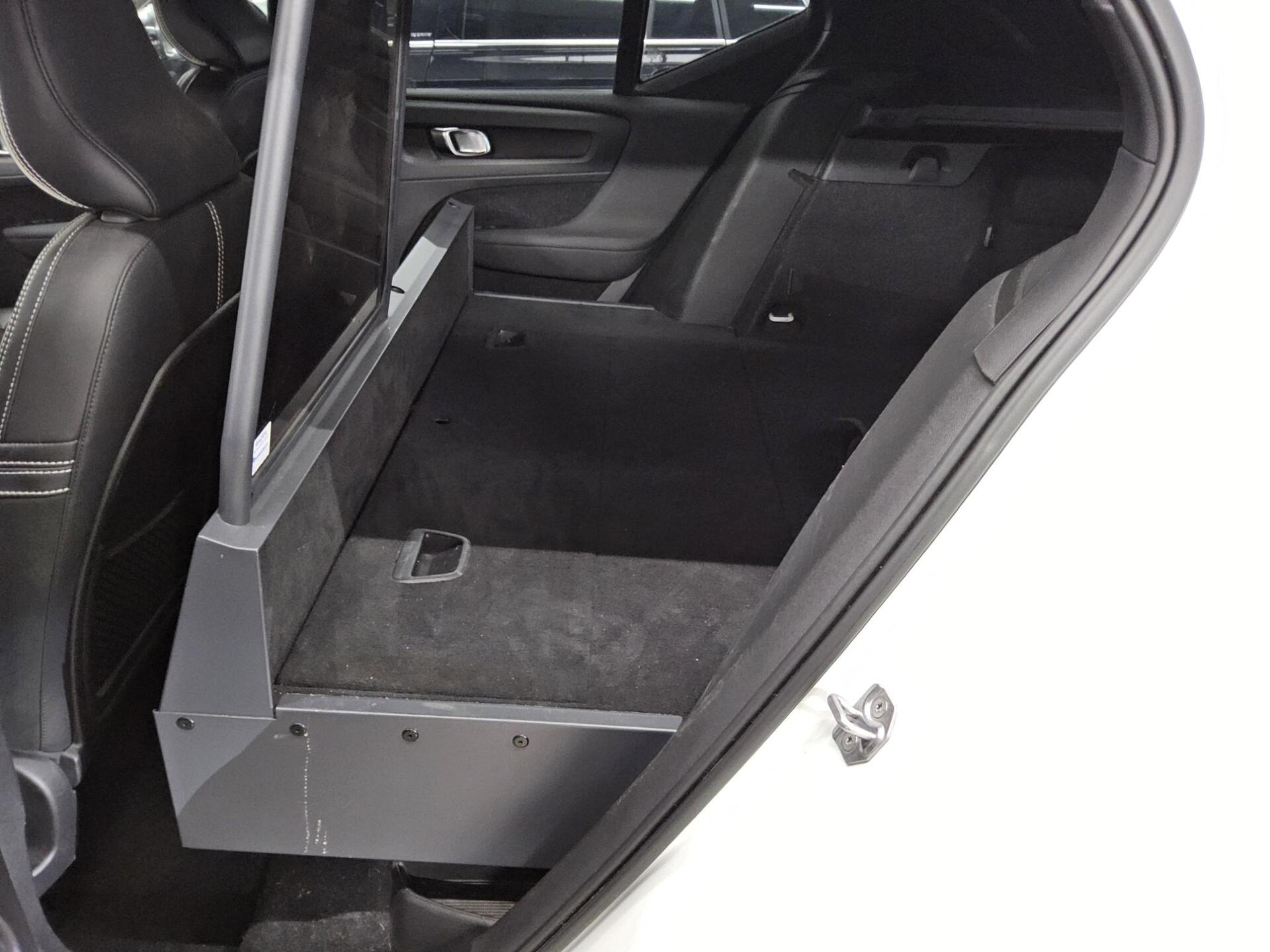 Volvo XC40 D4 AWD R-Design Navi LED RfK StandHzg AHK 13