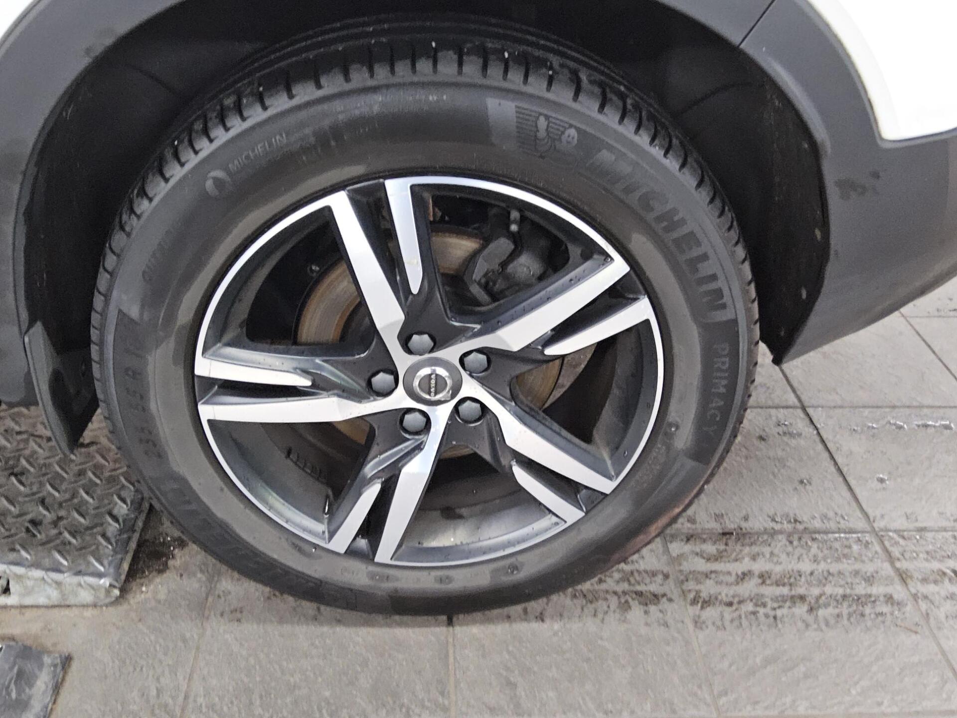 Volvo XC40 D4 AWD R-Design Navi LED RfK StandHzg AHK 11