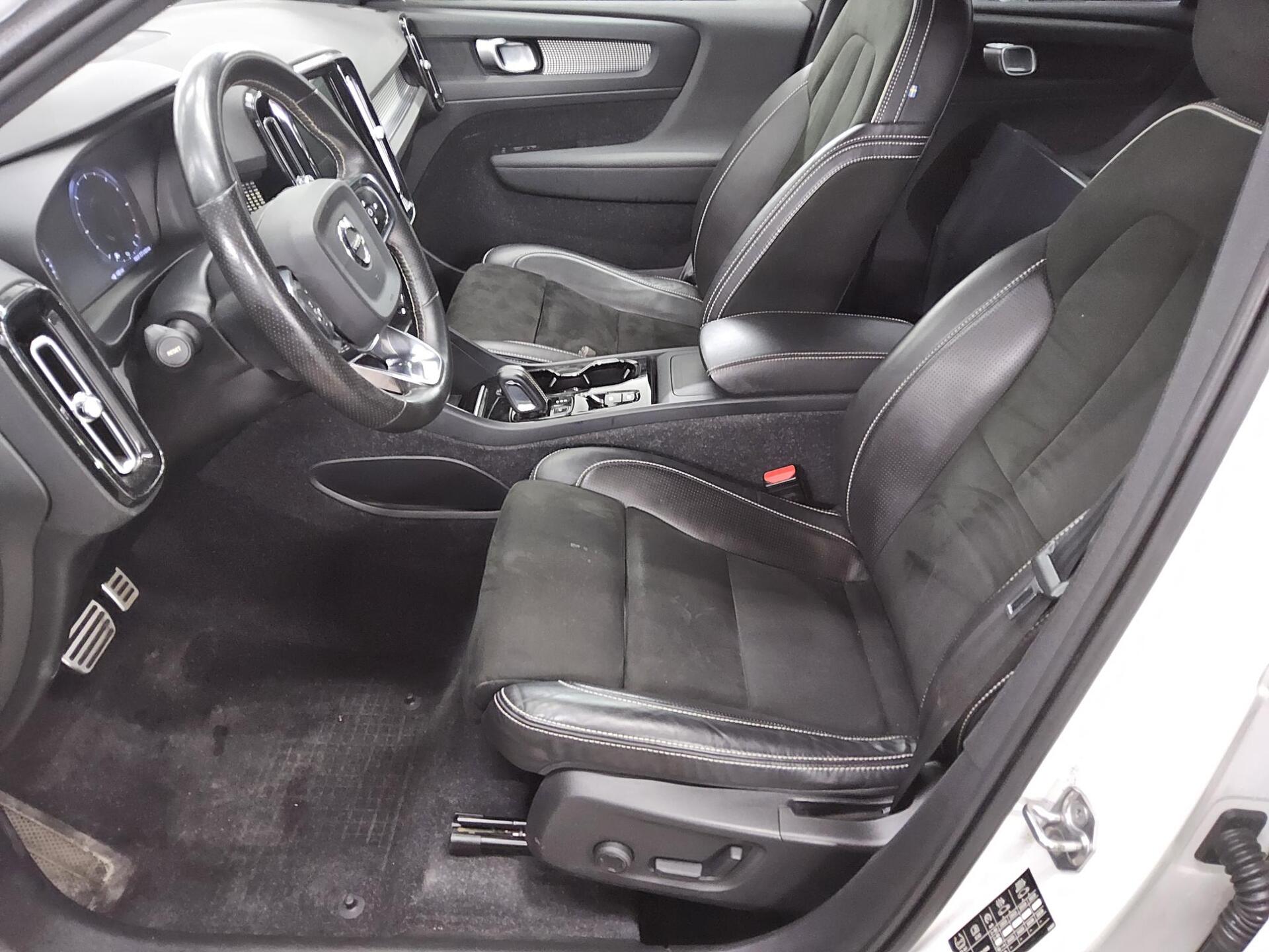 Volvo XC40 D4 AWD R-Design Navi LED RfK StandHzg AHK 9