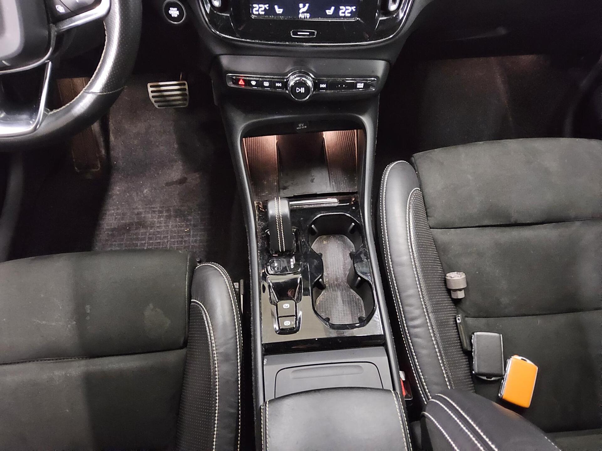 Volvo XC40 D4 AWD R-Design Navi LED RfK StandHzg AHK 6