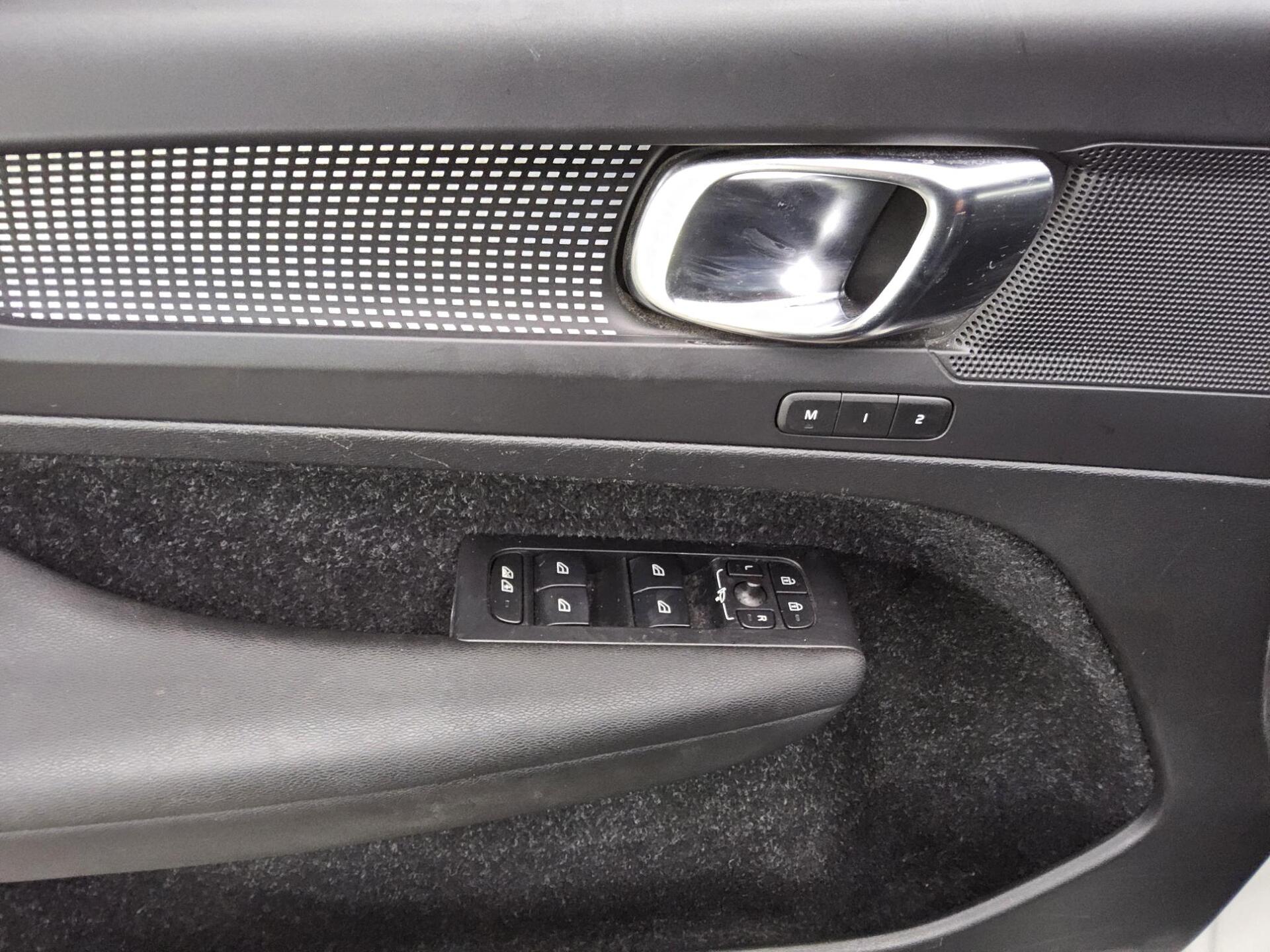 Volvo XC40 D4 AWD R-Design Navi LED RfK StandHzg AHK 10