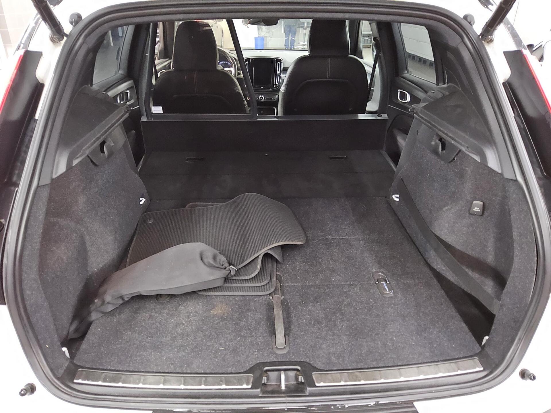 Volvo XC40 D4 AWD R-Design Navi LED RfK StandHzg AHK 12