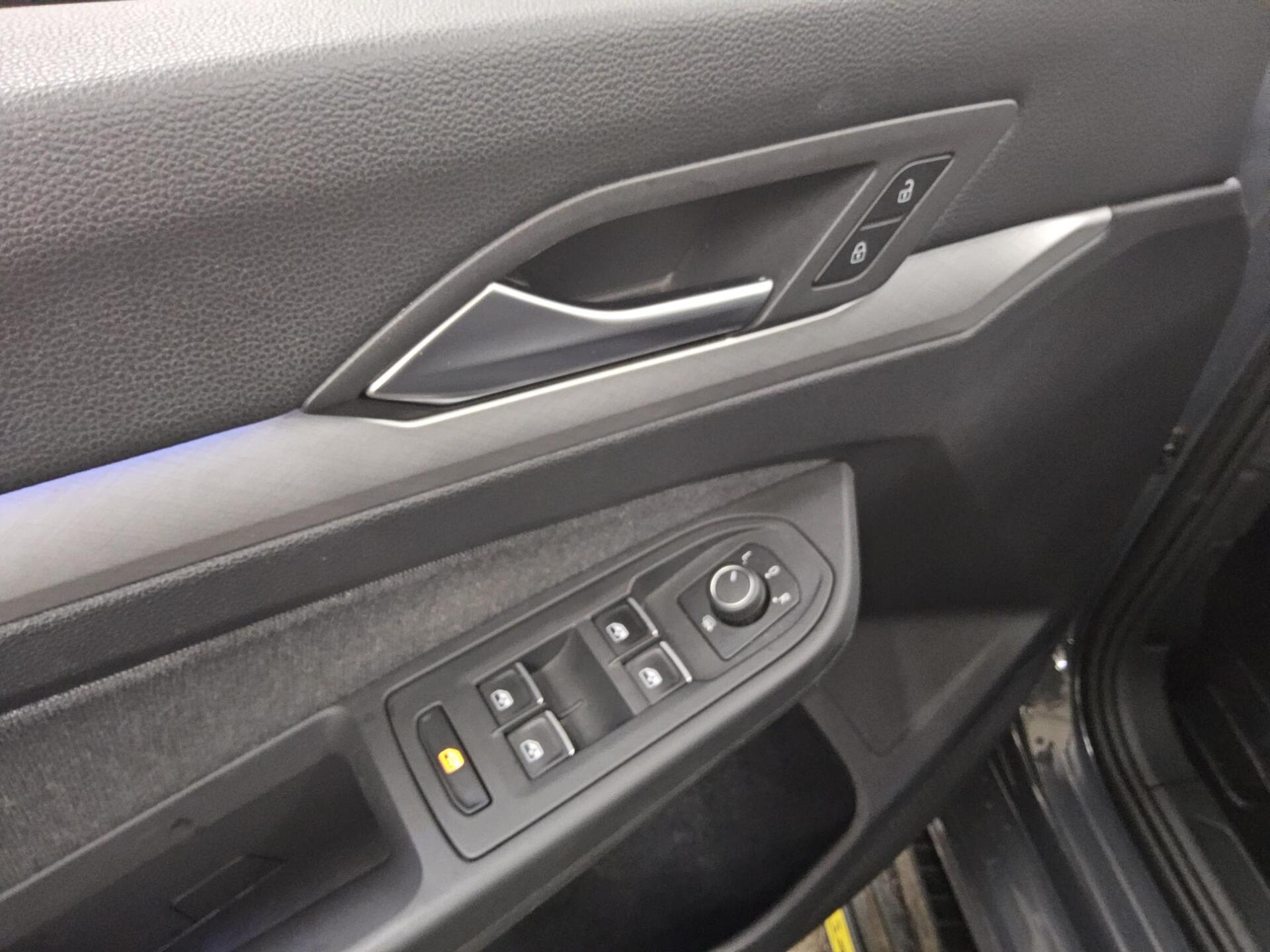 Volkswagen Golf-8 Var. 1.5 TSI Life Navi LED AID  PDC SHZ 10