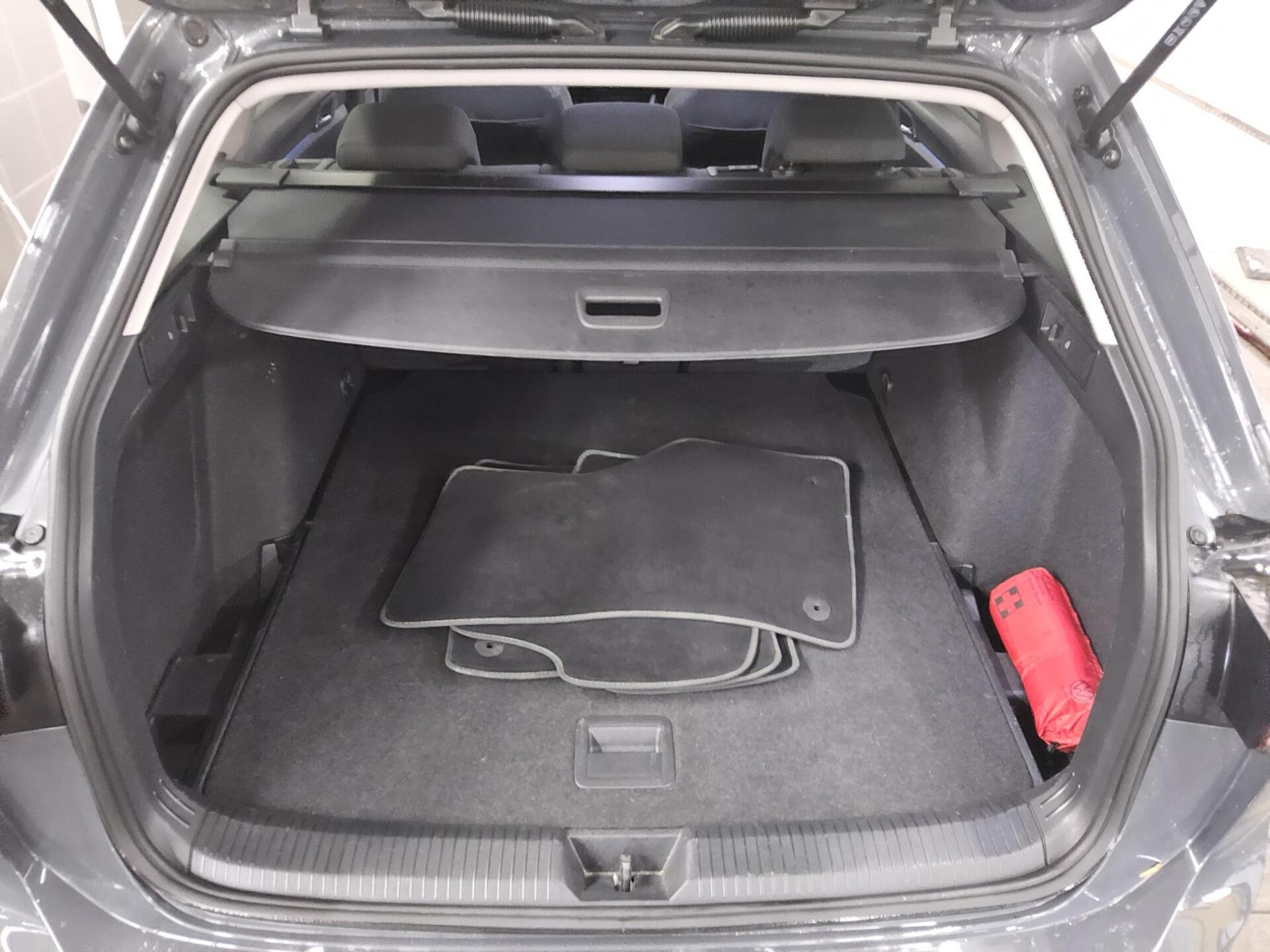 Volkswagen Golf-8 Var. 1.5 TSI Life Navi LED AID  PDC SHZ 12