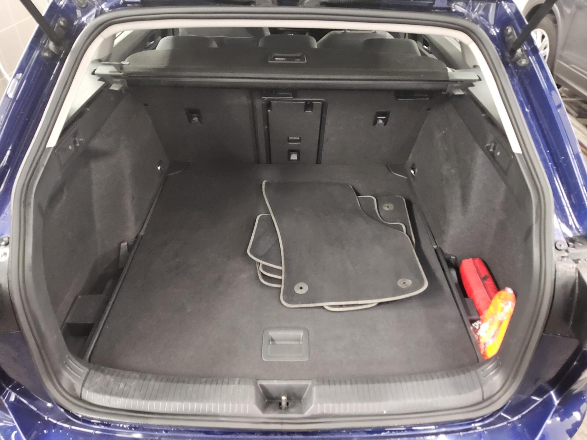 Volkswagen Golf-8 Var. 2.0 TDI Life Navi LED DC Shz 12