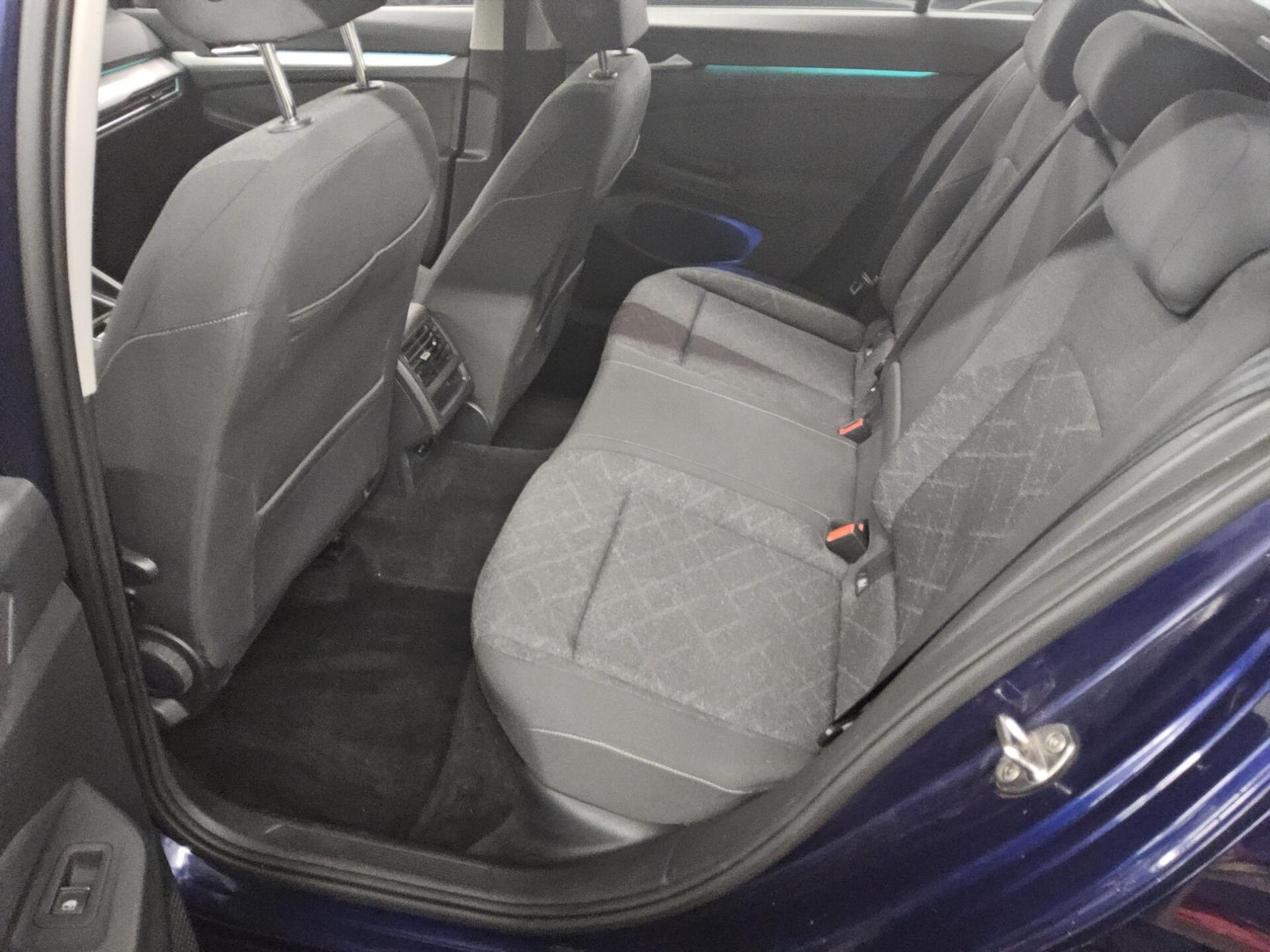 Volkswagen Golf-8 Var. 2.0 TDI Life Navi LED DC Shz 13