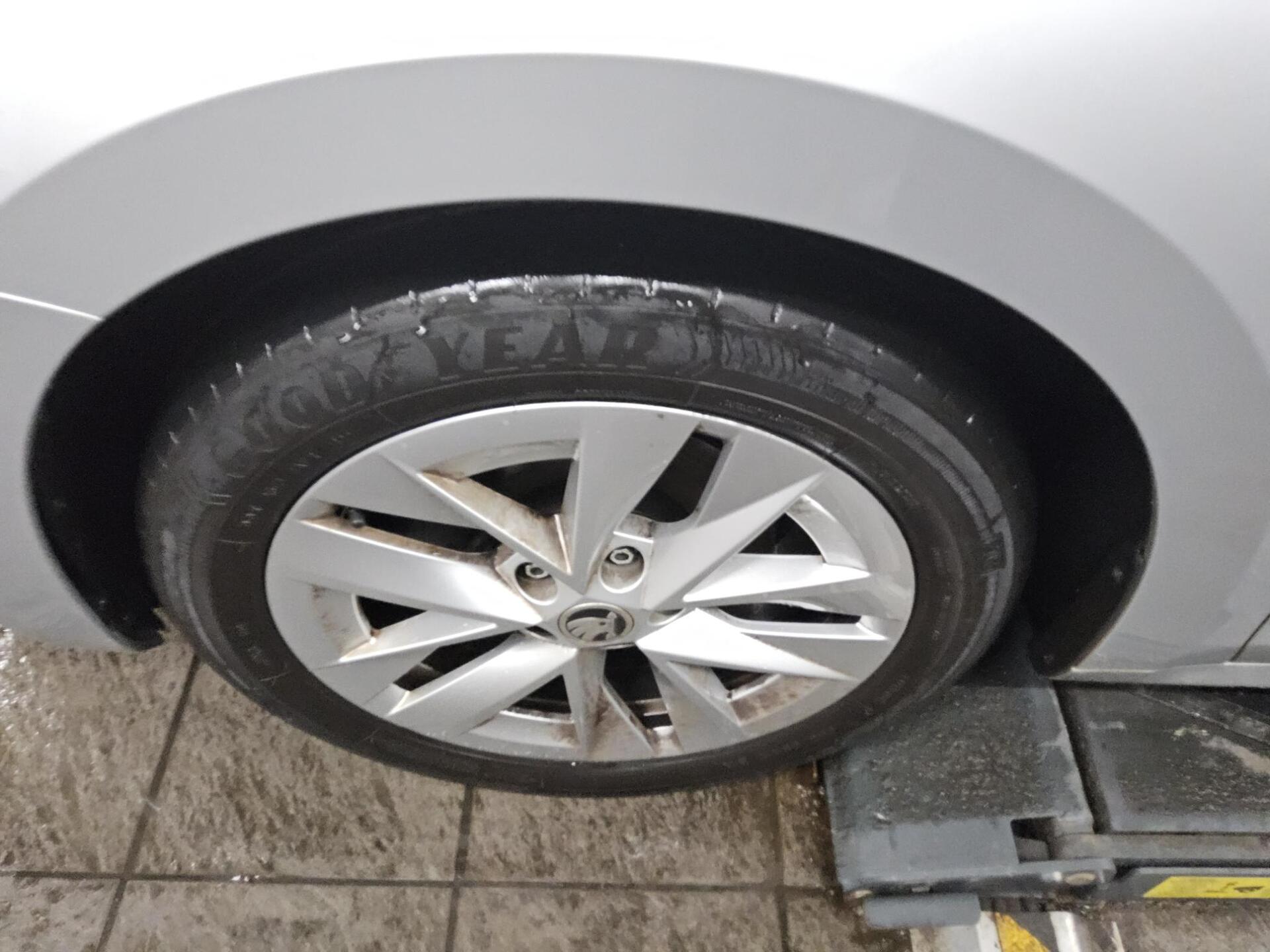 Skoda Octavia Kombi 2.0 TDI Style LED vc PDC Shz 11