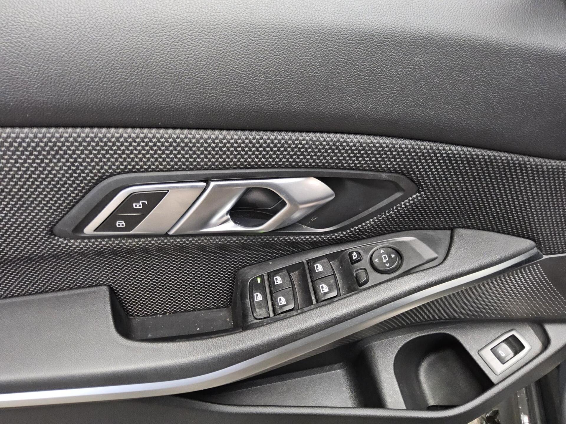 BMW 318d Touring Navi LED LC+ PDC Shz HiFi 9