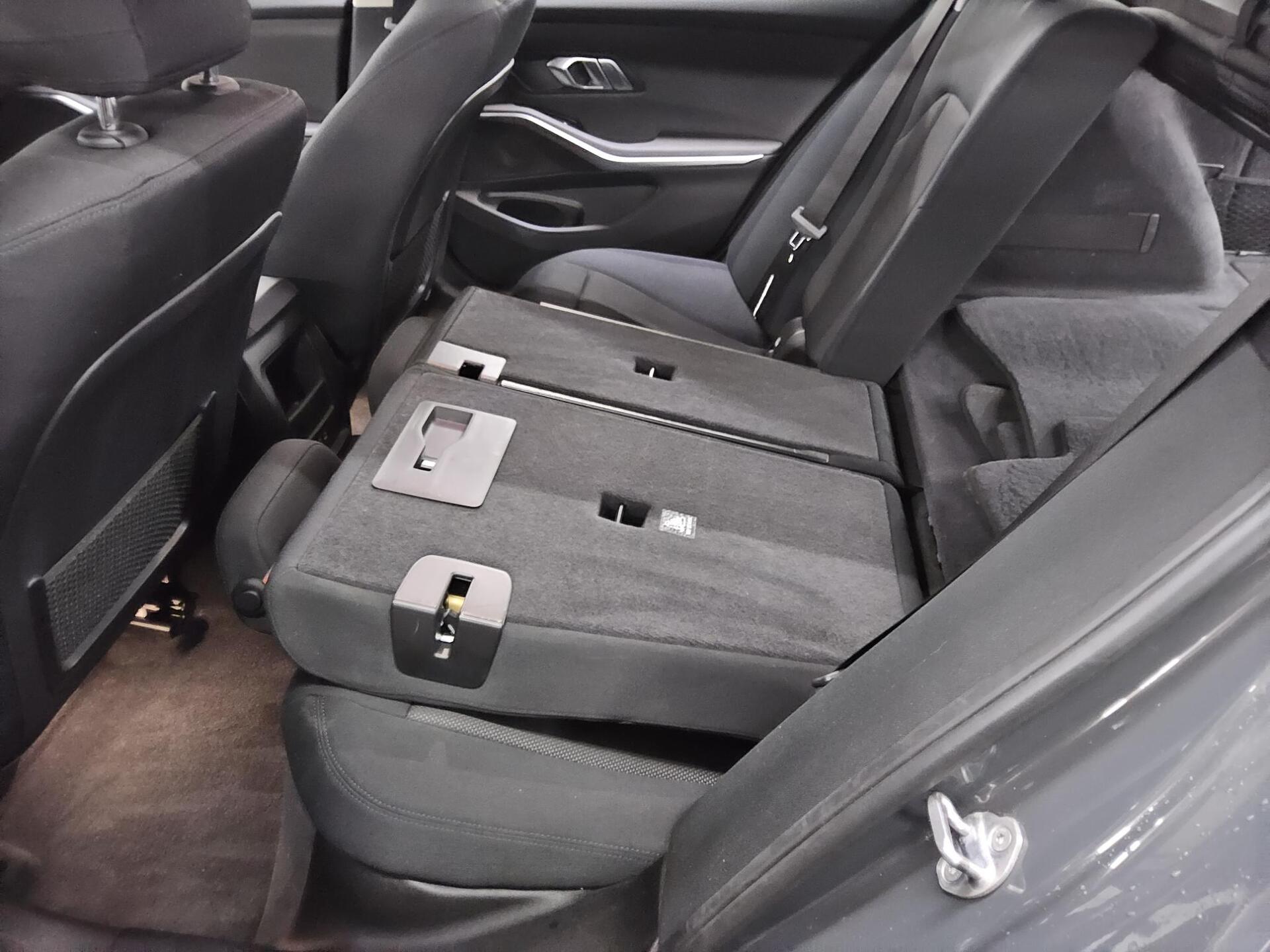 BMW 318d Touring Navi LED LC+ PDC Shz HiFi 12