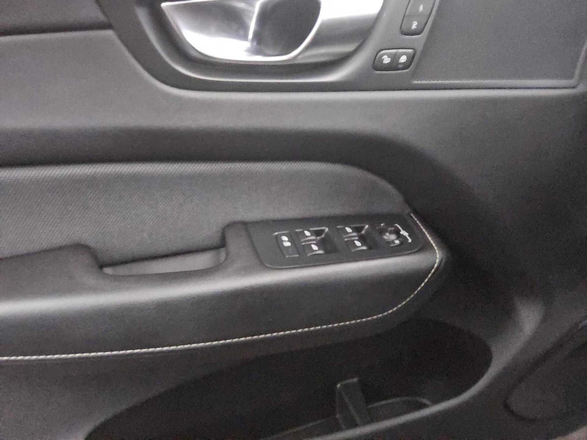 Volvo XC60 B4 D R-Design T-Leder Navi LED ACC AHK PDC 10