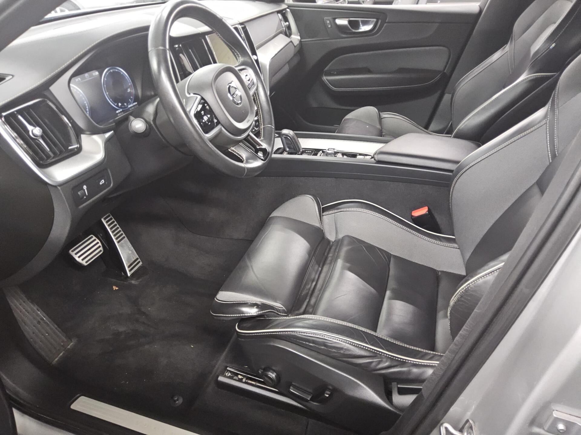 Volvo XC60 B4 D R-Design T-Leder Navi LED ACC AHK PDC 9