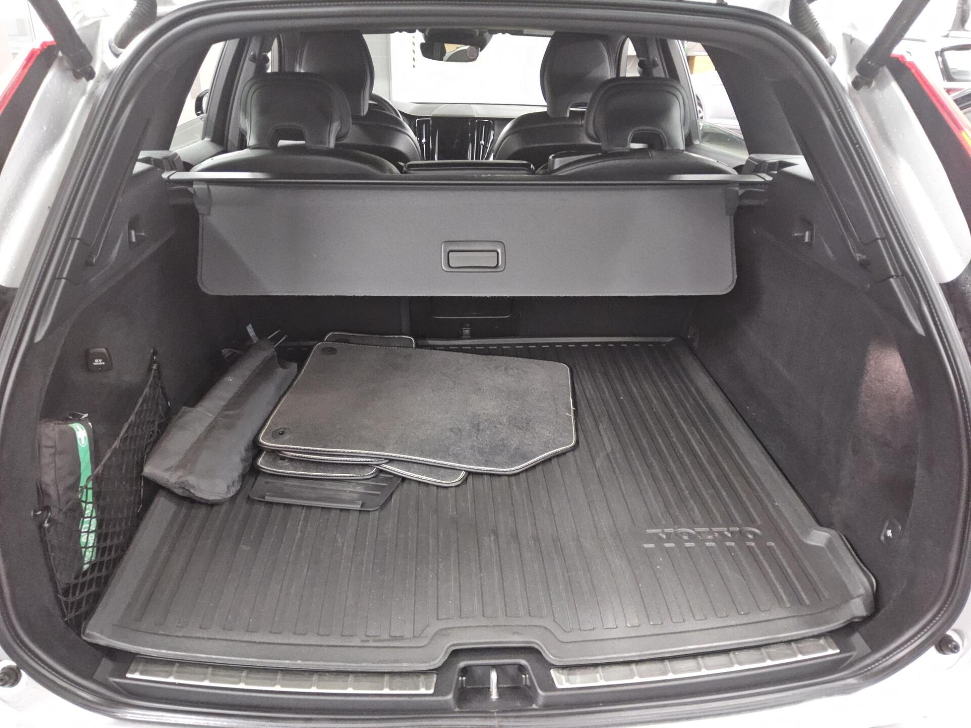 Volvo XC60 B4 D R-Design T-Leder Navi LED ACC AHK PDC 12