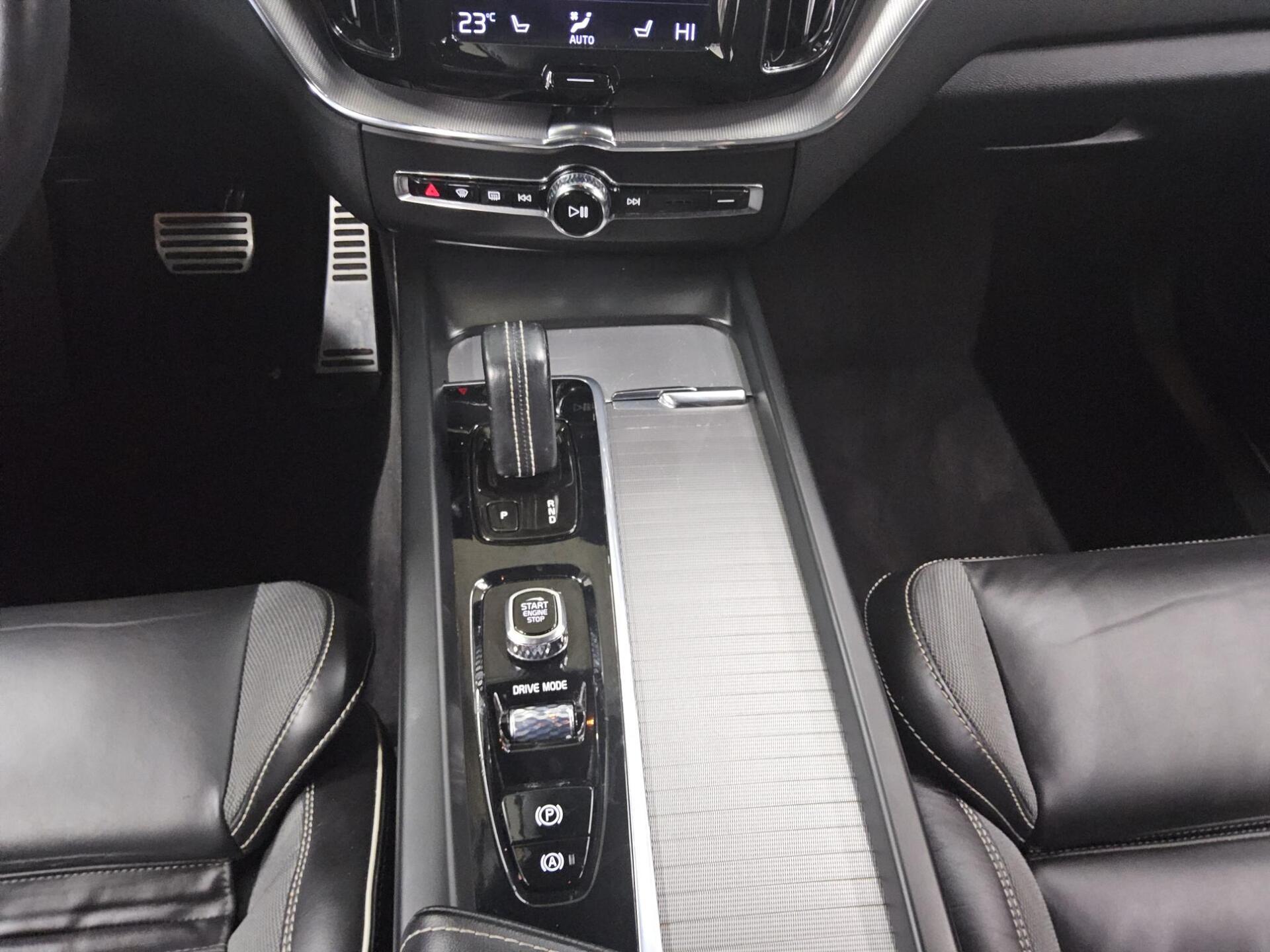 Volvo XC60 B4 D R-Design T-Leder Navi LED ACC AHK PDC 6