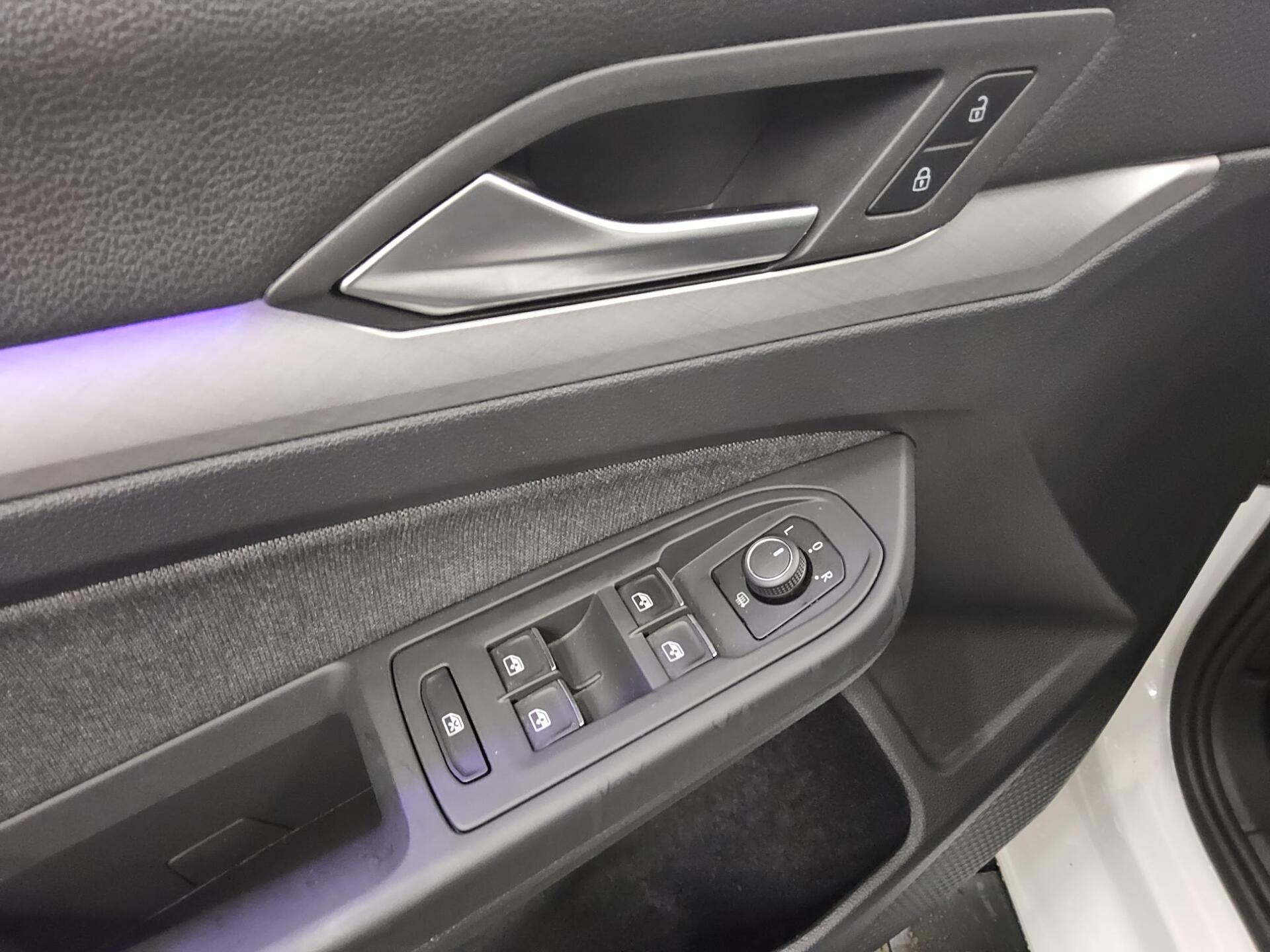 Volkswagen Golf-8 Var. 1.5 eTSI Life Navi LED DC-Pro ACC 10