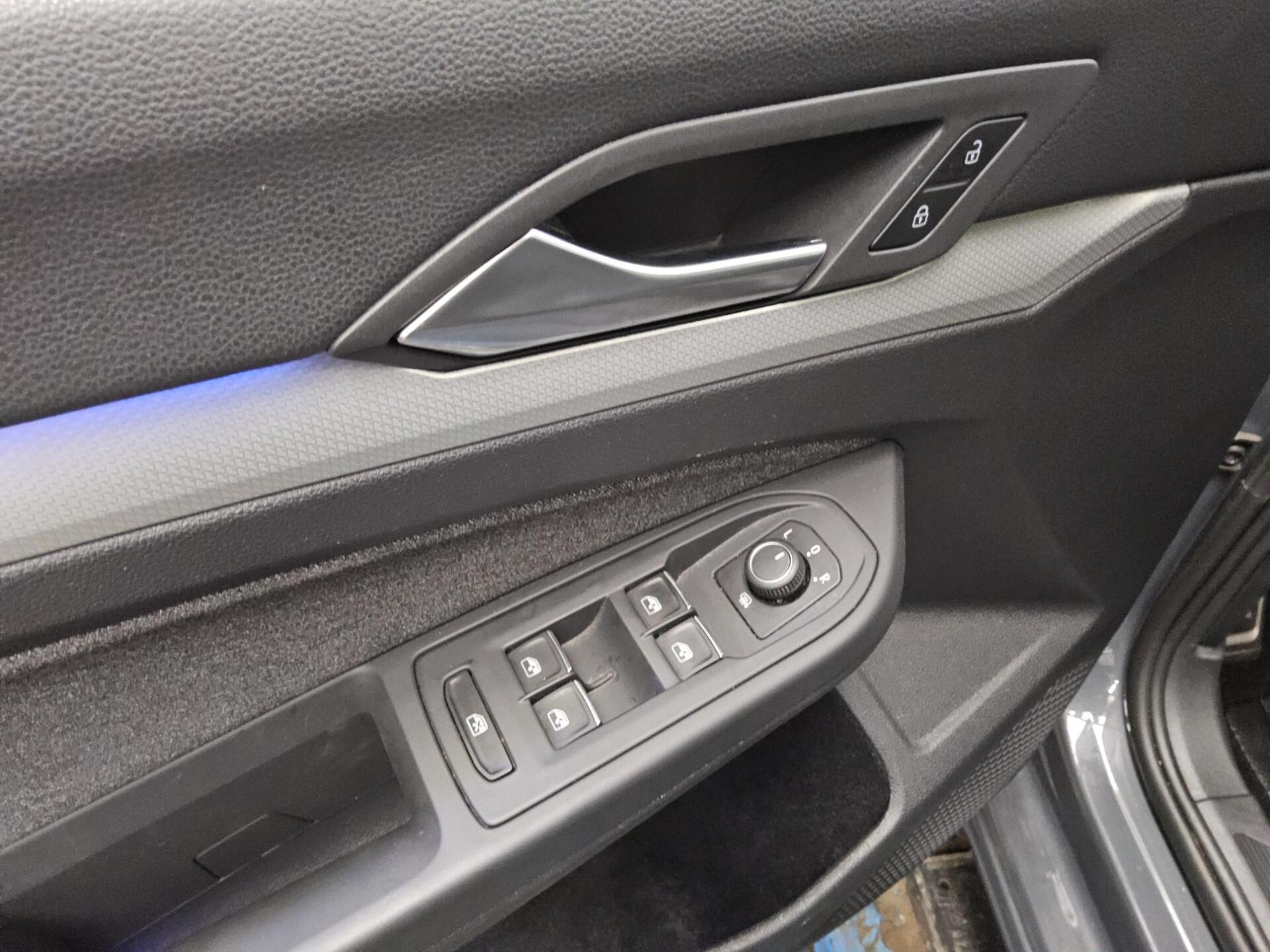 Volkswagen Golf-8 Var. 1.5 TSI Move Navi LED Shz DC PDC 10