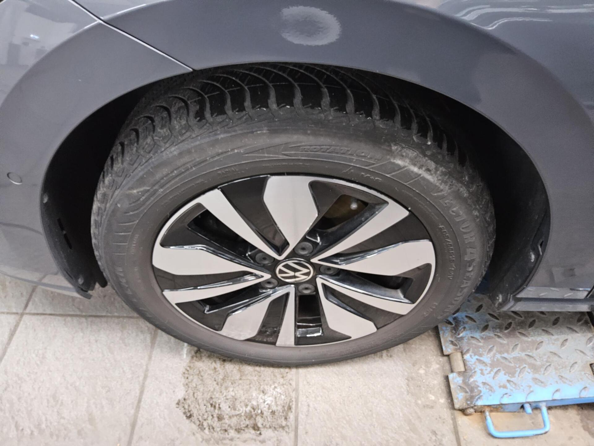 Volkswagen Golf-8 Var. 1.5 TSI Move Navi LED Shz DC PDC 11