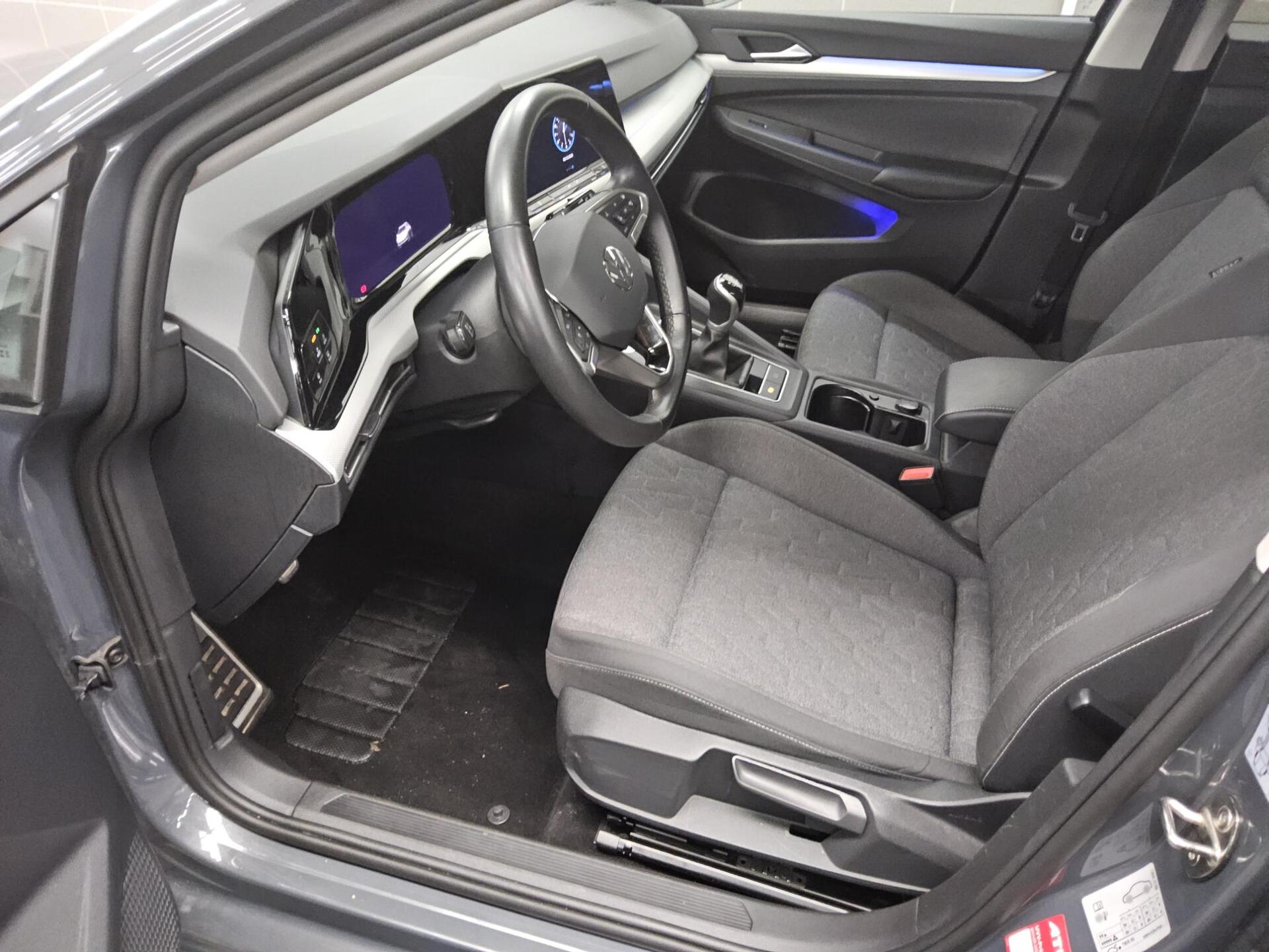 Volkswagen Golf-8 Var. 1.5 TSI Move Navi LED Shz DC PDC 9