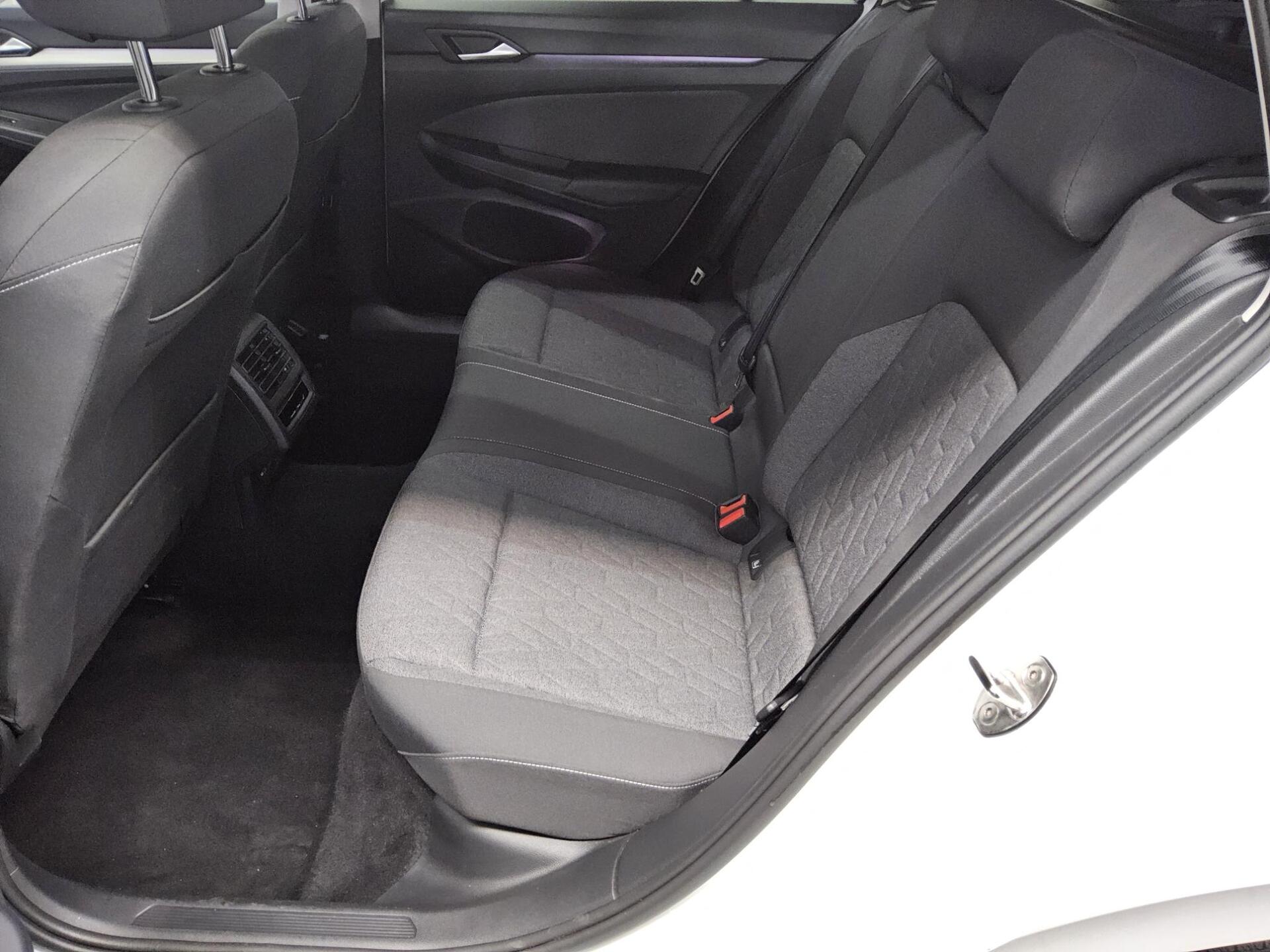 Volkswagen Golf-8 Var. 1.5 TSI Move Navi LED AID ACC PDC 13