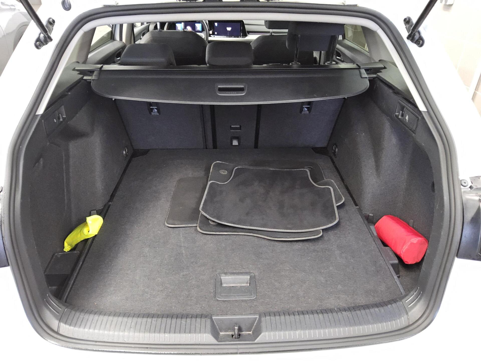 Volkswagen Golf-8 Var. 1.5 TSI Move Navi LED AID ACC PDC 12