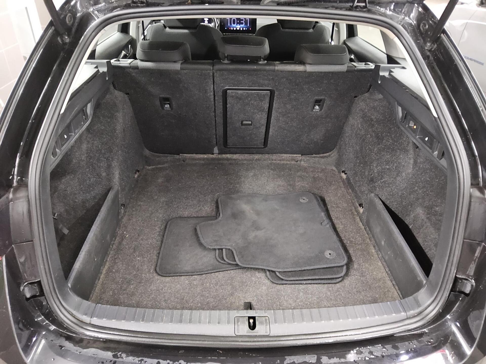 Skoda Octavia Kombi 2.0 TDI Style Navi LED vc AHK ACC 12