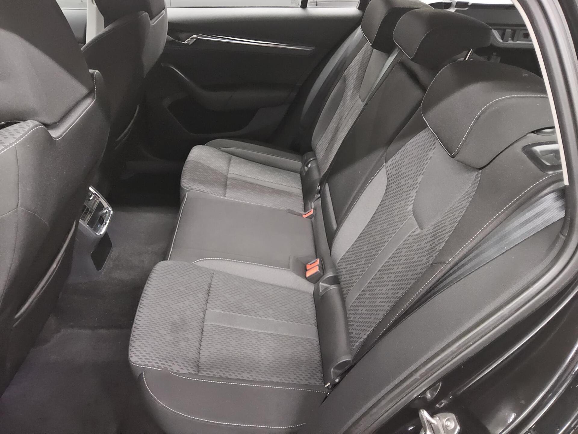 Skoda Octavia Kombi 2.0 TDI Style Navi LED vc AHK ACC 13