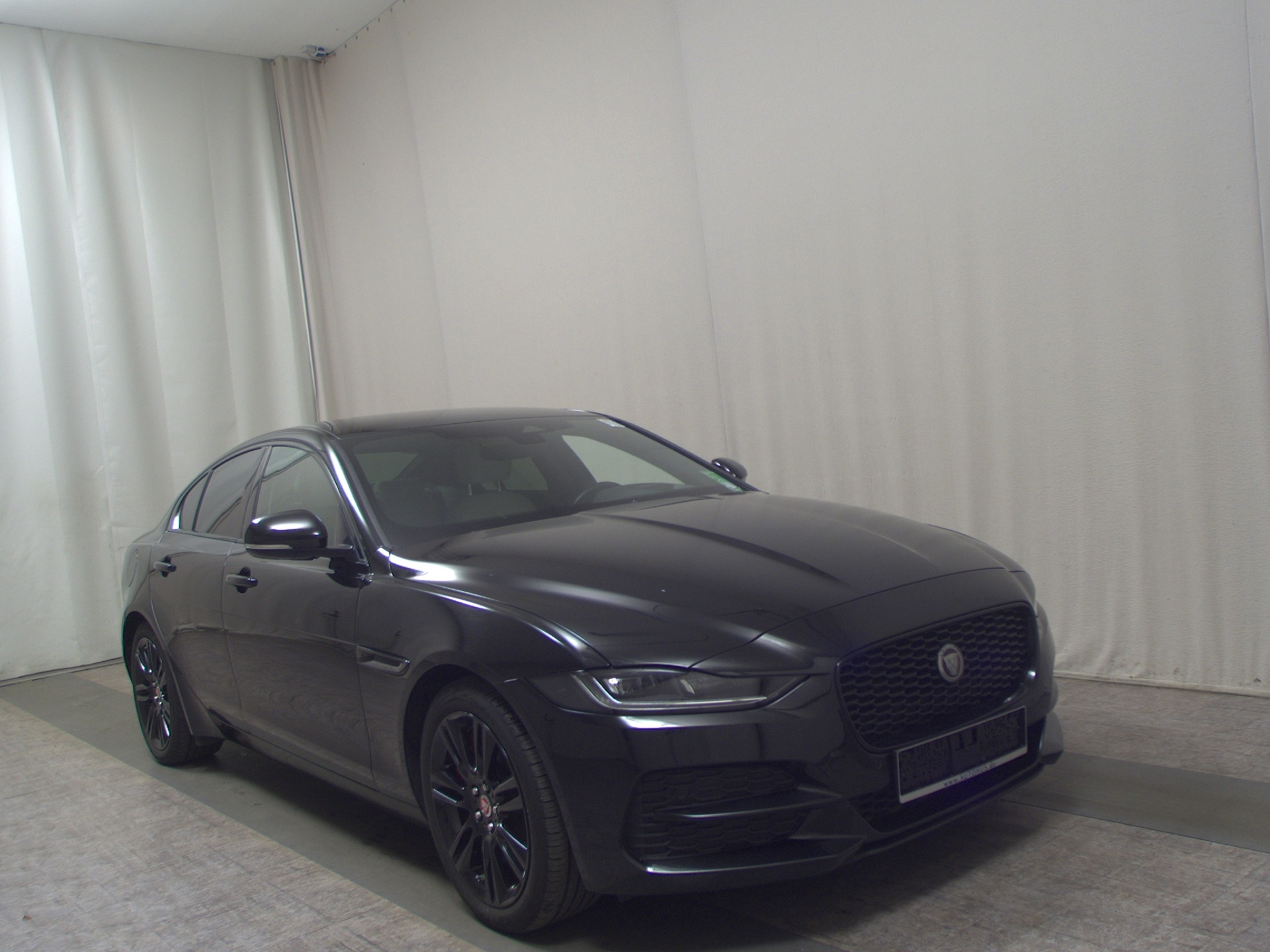 Jaguar XE D 200 AWD HSE Leder Navi-Pro LED HuD RFK Shz 3
