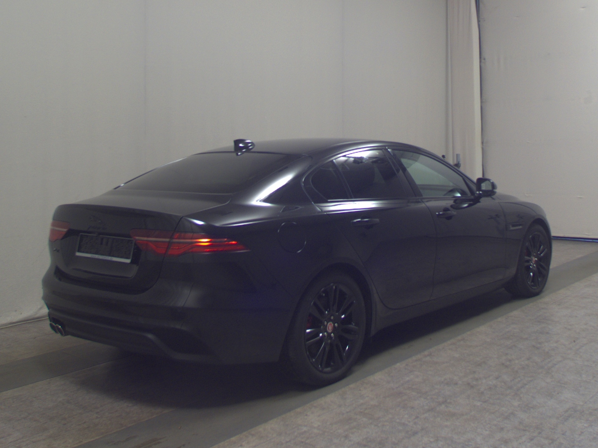 Jaguar XE D 200 AWD HSE Leder Navi-Pro LED HuD RFK Shz 4