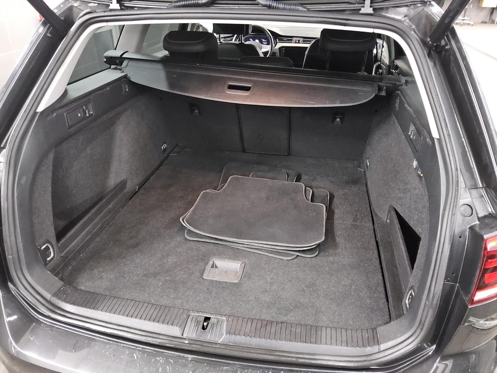 Volkswagen Passat Var. 2.0 TDI Elegance Navi AID LED AHK 12