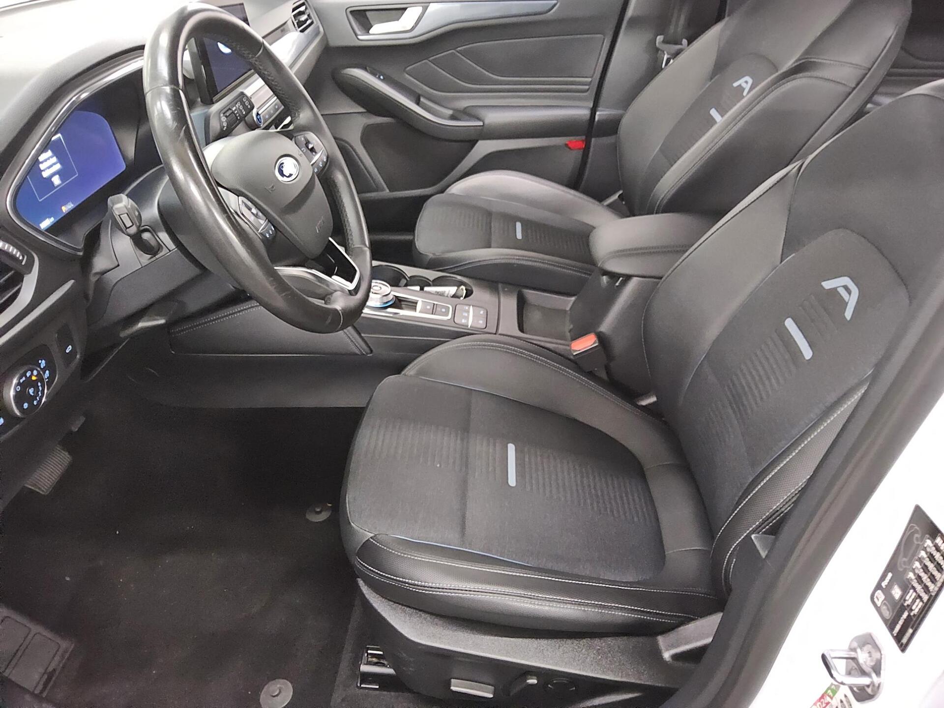 Ford Focus Turnier 1.5 EB Active Navi LED Shz RfK 9