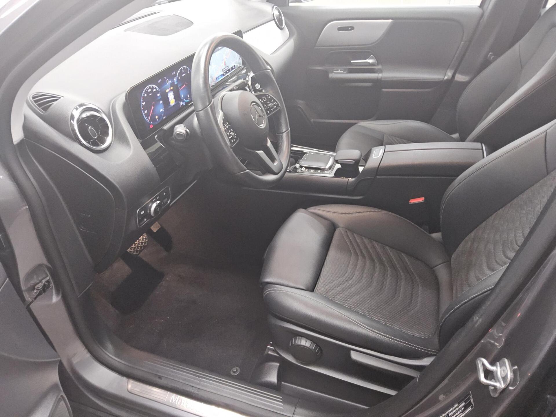 Mercedes-Benz GLA 180 d Style Navi LED MBUX RFK T-Leder 8