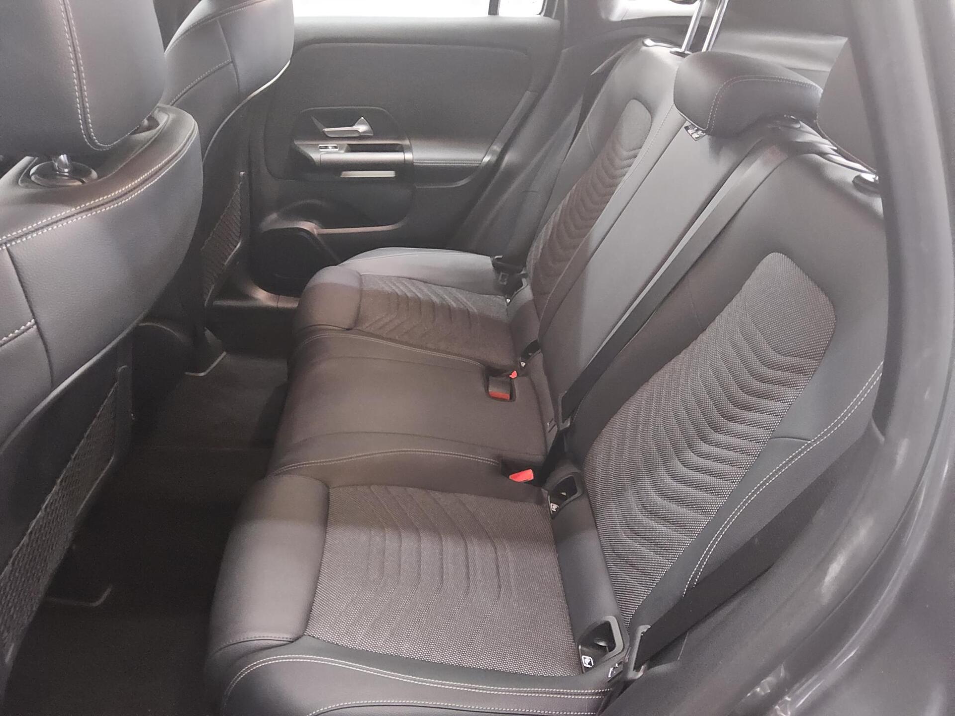 Mercedes-Benz GLA 180 d Style Navi LED MBUX RFK T-Leder 13