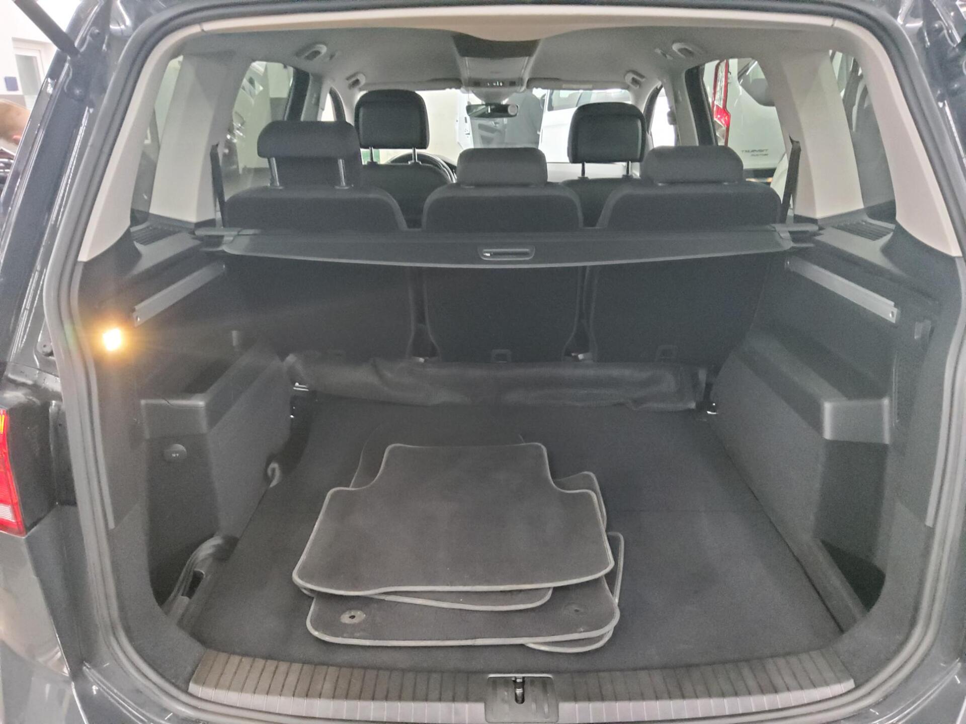 Volkswagen Touran 2.0 TDI Highline Navi LED ACC AID 12