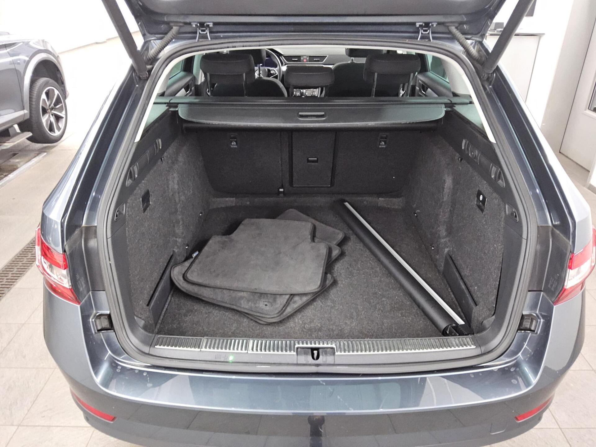 Skoda Superb Kombi 2.0 TDI Ambition Navi LED vc Pano 12