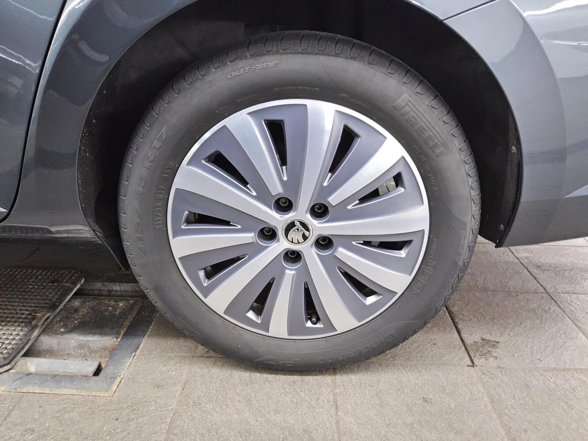 Skoda Superb Kombi 2.0 TDI Ambition Navi LED vc Pano 11