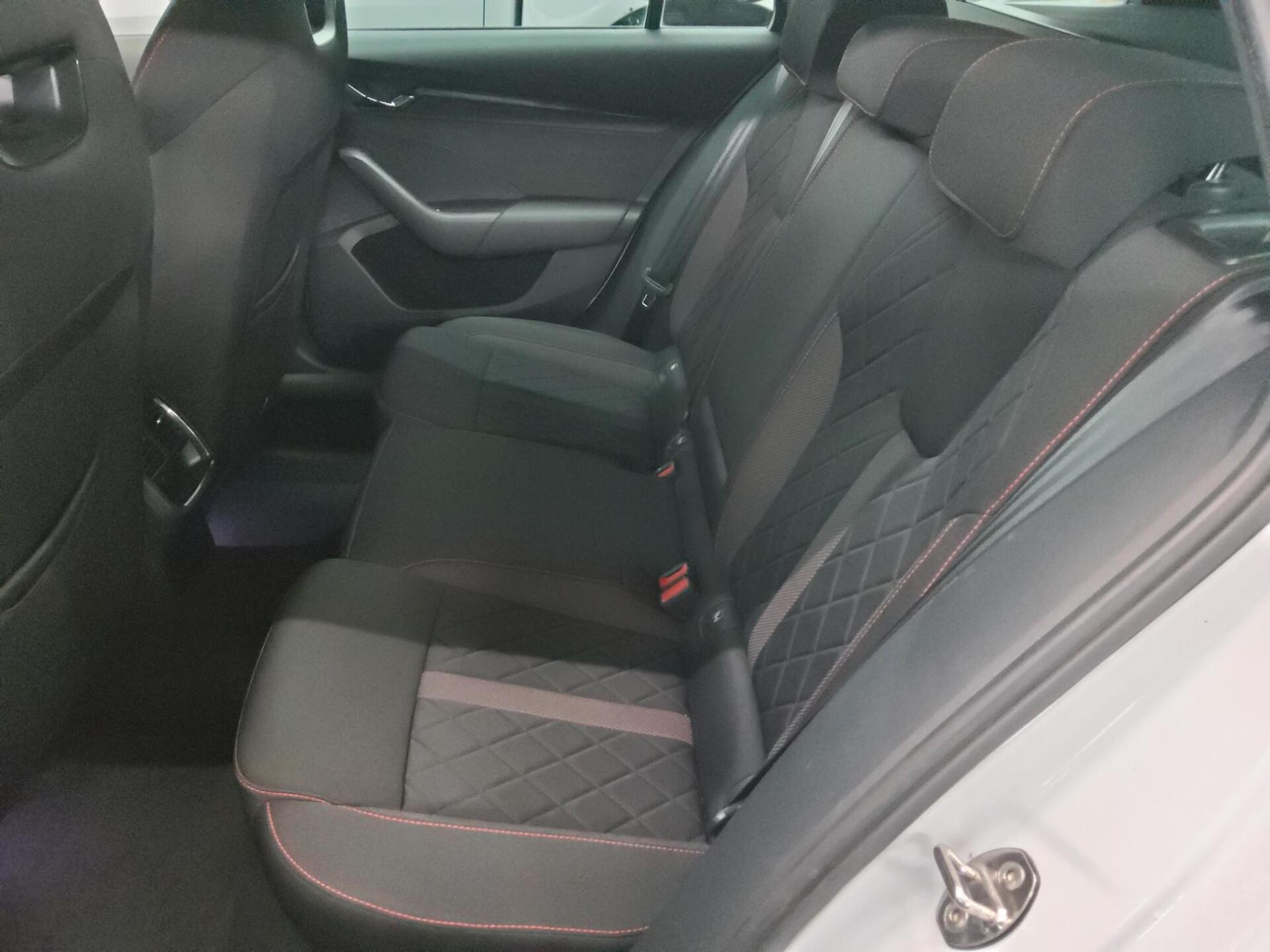 Skoda Octavia Kombi 2.0 TDI RS Navi Matrix vc AHK HuD 13