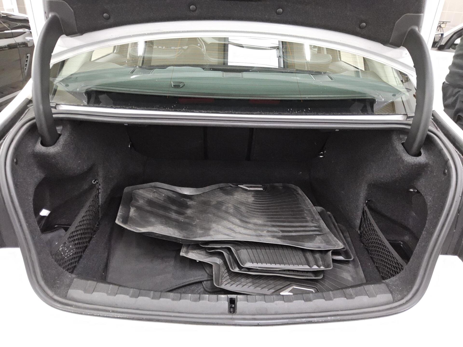 BMW 320dA Sport-Line Navi LED HiFi ACC PDC Shz 12