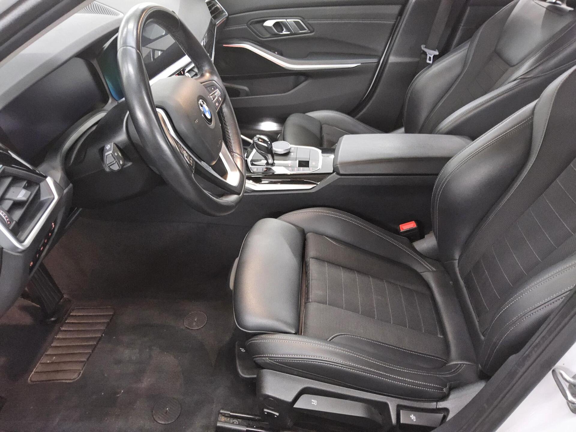 BMW 320dA Sport-Line Navi LED HiFi ACC PDC Shz 9