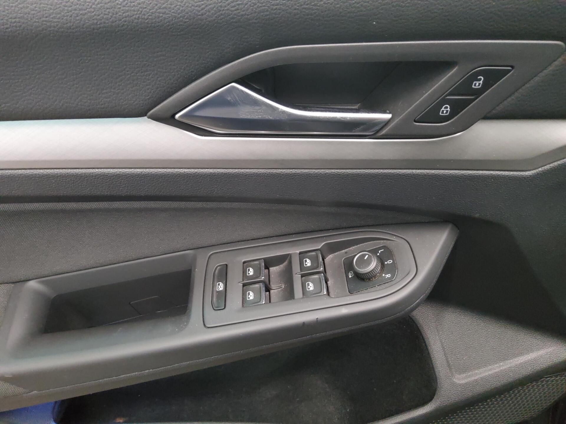 Volkswagen Golf-8 Var. 2.0 TDI Life Navi LED ACC PDC SHZ 10