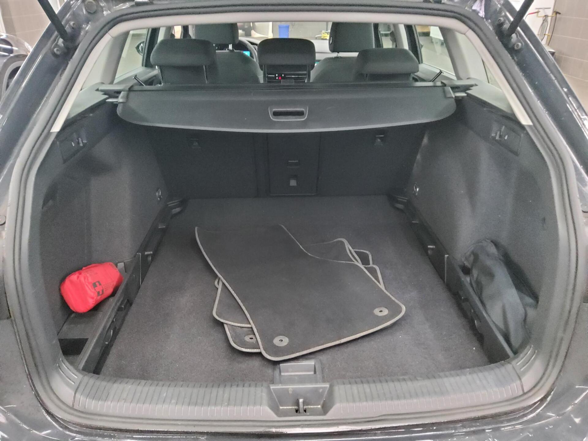 Volkswagen Golf-8 Var. 2.0 TDI Life Navi LED ACC PDC SHZ 12