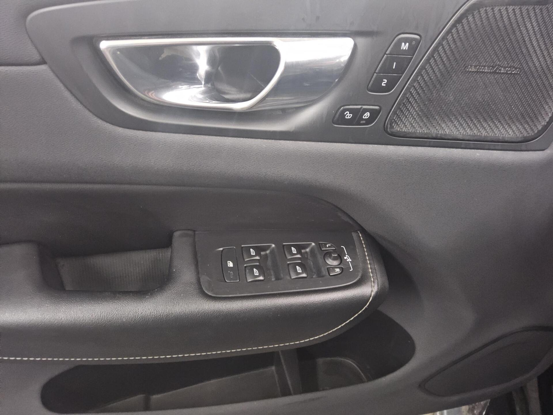 Volvo XC60 T8 AWD Hybrid R-Design Navi LED Pano Leder 10