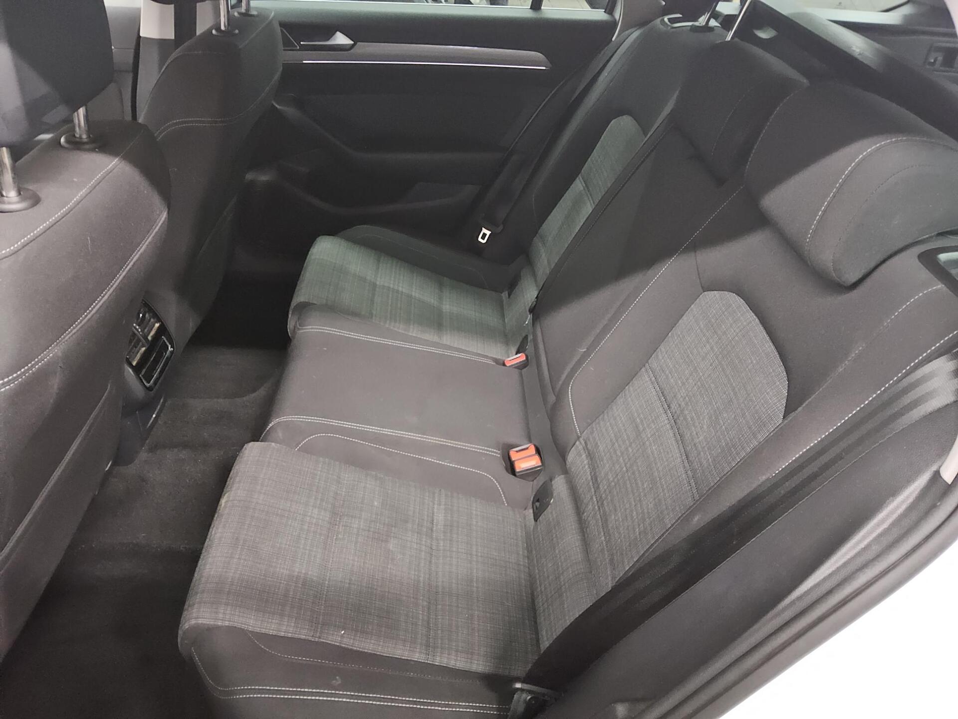 Volkswagen Passat Var. 2.0 TDI Business R-Line Navi LED PDC 13