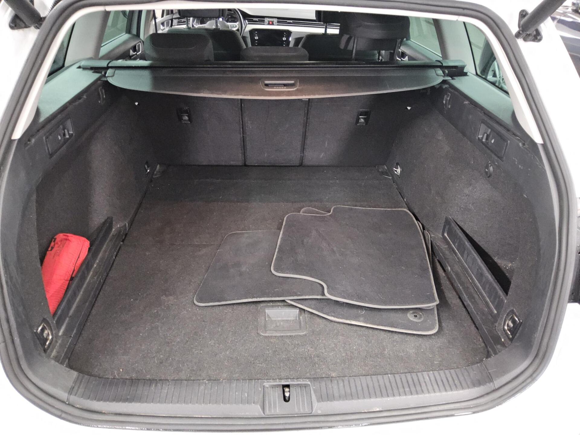 Volkswagen Passat Var. 2.0 TDI Business R-Line Navi LED PDC 11