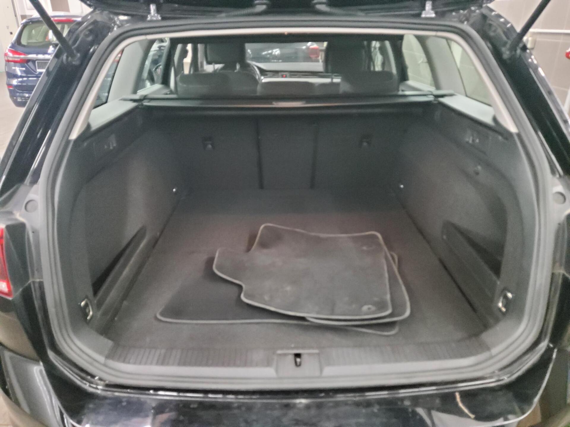 Volkswagen Passat Var. 2.0 TDI Business Navi LED Leder RFK 11