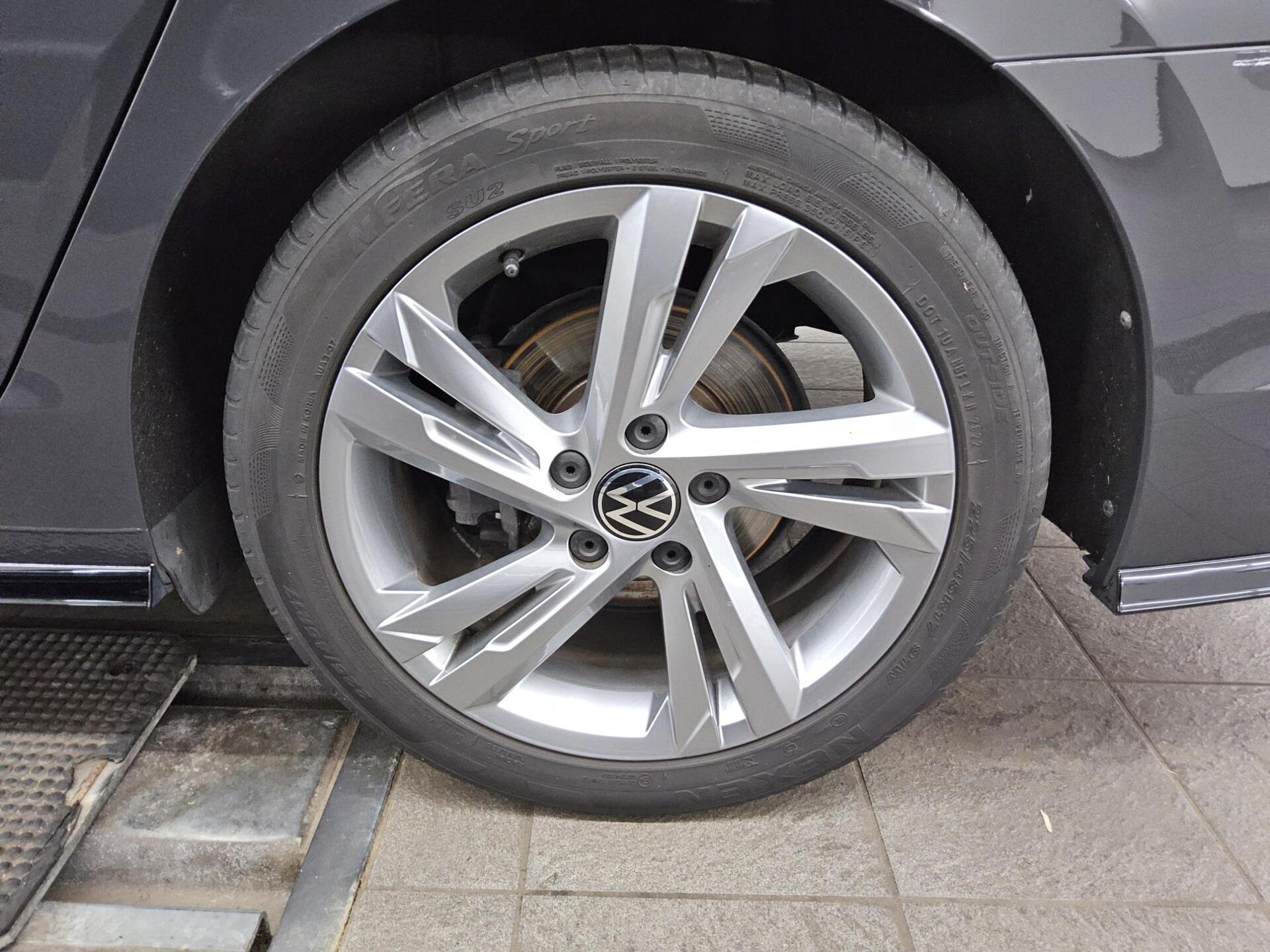 Volkswagen Golf-8 Var. 2.0 TDI R-Line Navi DC LED ACC 11