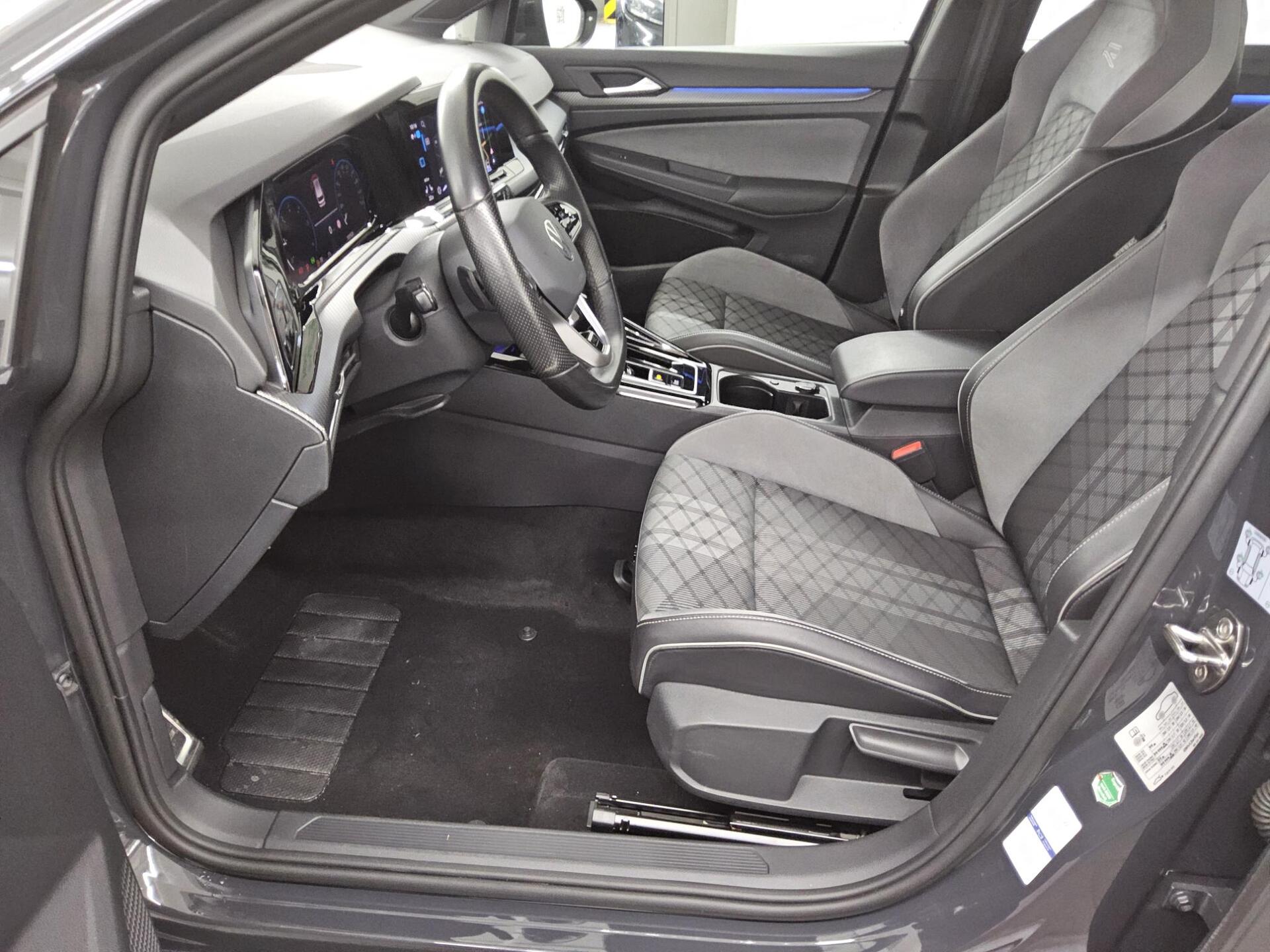 Volkswagen Golf-8 Var. 2.0 TDI R-Line Navi DC LED ACC 9