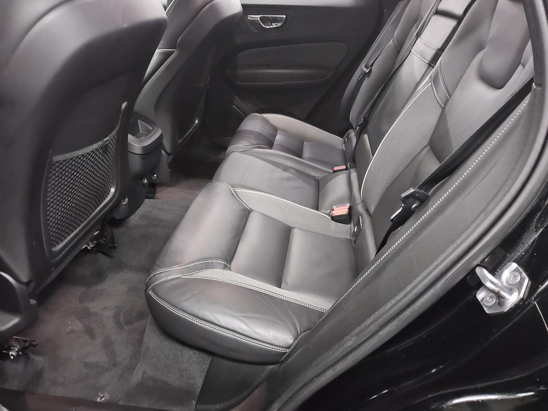 Volvo XC60 B4 D AWD R-Design Navi LED AHK DAB 13