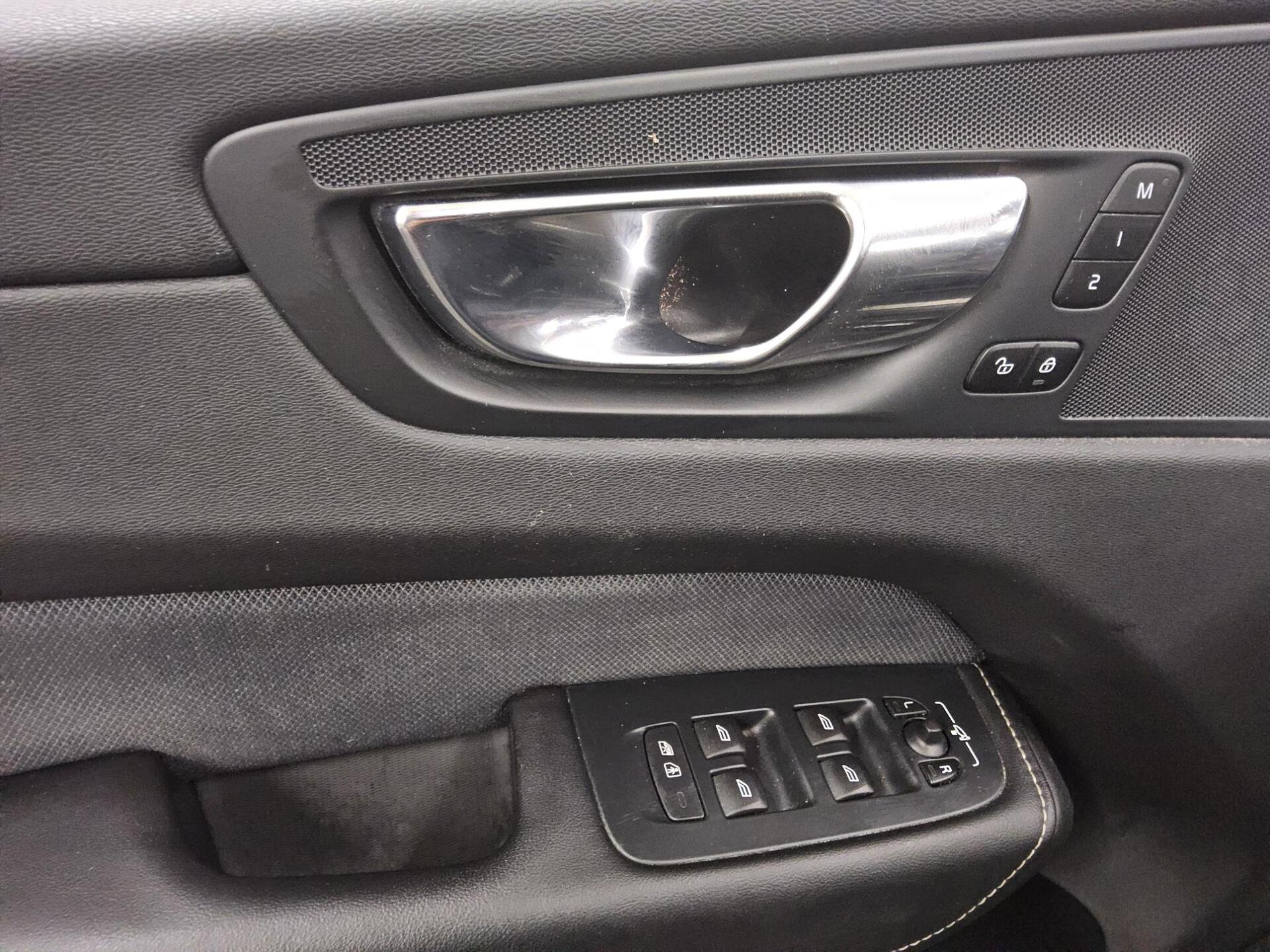 Volvo XC60 B4 D AWD R-Design Navi LED AHK DAB 10