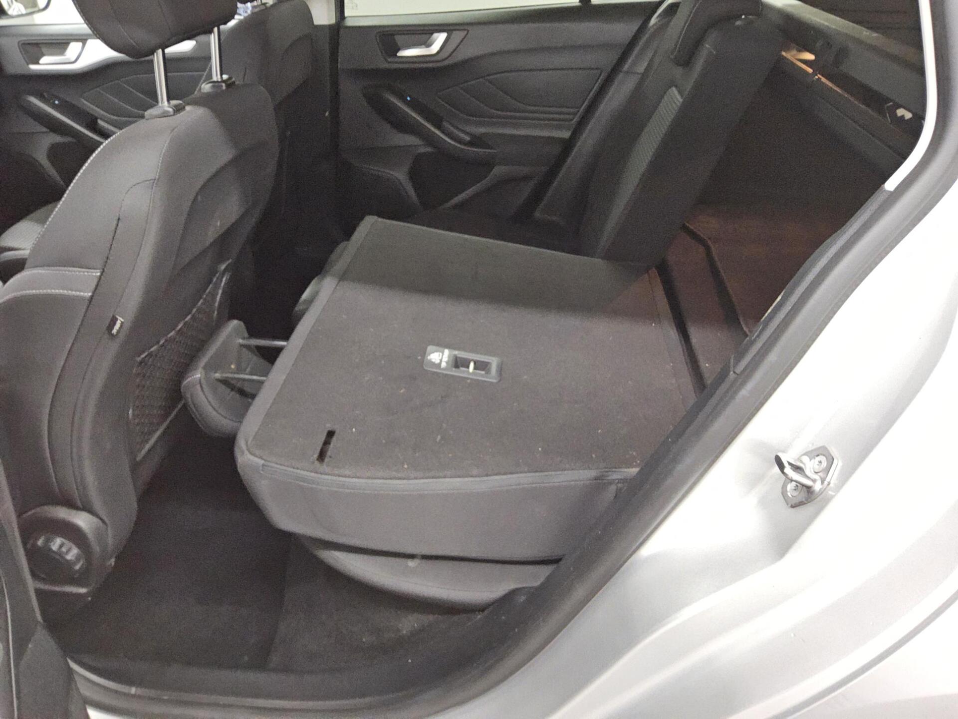 Ford Focus Turnier 1.5 EB Cool&Connect Navi LED AHK 12